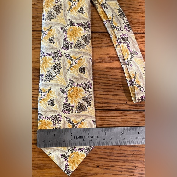 EUC LIBERTY Tie, gold/purple colors, grape vine flower pattern. - Picture 6 of 7